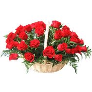 Кошик із 35 червоних троянд з зеленню