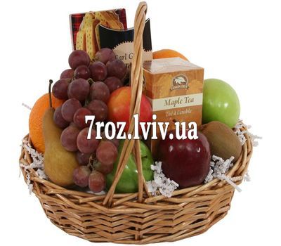 Кошик фруктів з чаєм