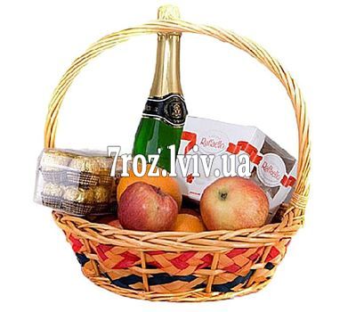 Кошик фруктів з цукерками і шампанським