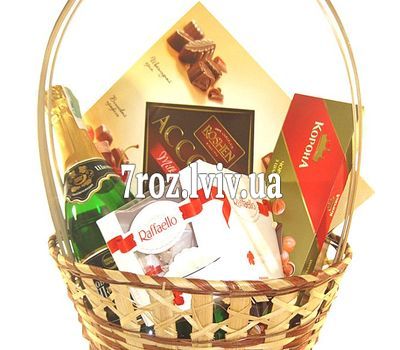 Кошик із солодощами та шампанським