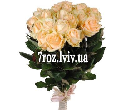 Персикові троянди в букеті