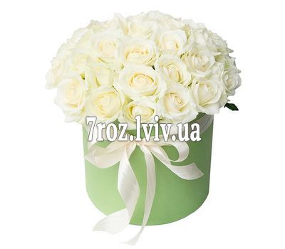 Білі троянди в шляпній коробці