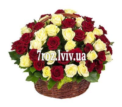 Кошик із червоних і білих троянд