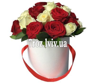 Червоні і білі троянди в коробці