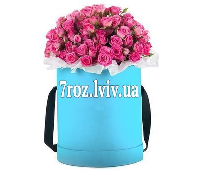 Рожеві кущові троянди в коробці