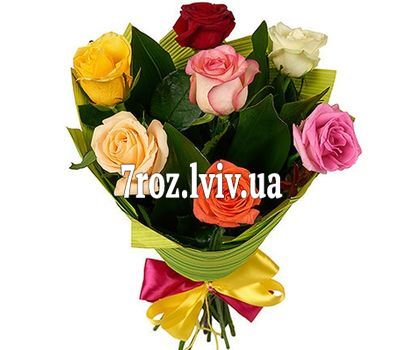 Букет із 7 різнокольорових троянд