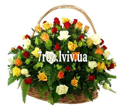 Кошик із 51 різнобарвною троянди