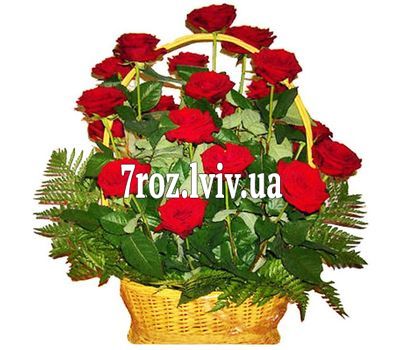 Кошик із 21 червоної троянди з зеленню