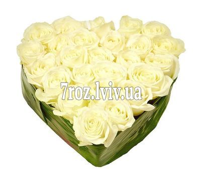 Серце з 27 білих троянд