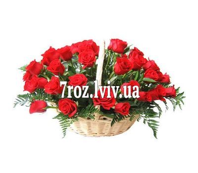 Кошик із 35 червоних троянд з зеленню