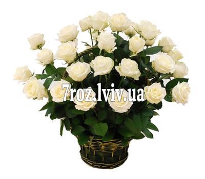 Кошик із 29 білих троянд
