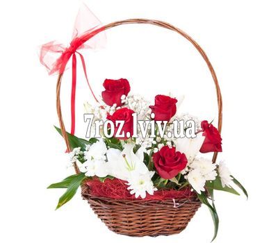 Кошик із 5 троянд, 1 лілії і 3 хризантем