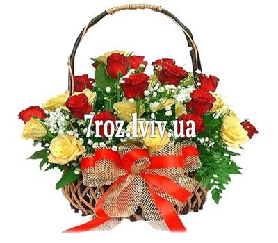 Кошик із 29 різнокольорових троянд