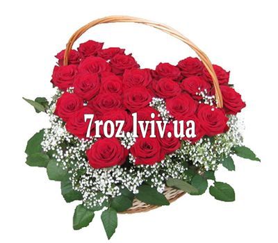 Серце з 27 червоних троянд з гіпсофілою