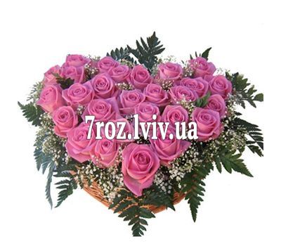 Серце з 27 рожевих троянд з гіпсофілою